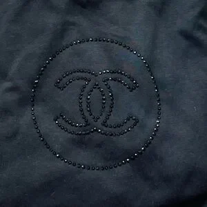 CHANEL ユニフォーム 黒ストーンTシャツ CHANEL(シャネル) UNIFORM 00VラインストーンココマークTシャツ
